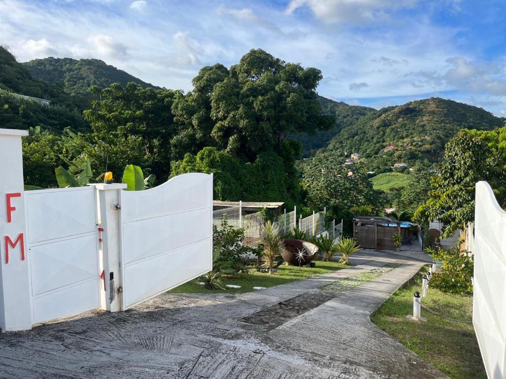 Residence Flores De Maria Le Marin Bagian luar foto